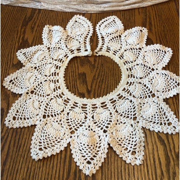 Vintage Handmade Crocheted Collar Ecru Strawberry Pattern - Picture 2 of 9